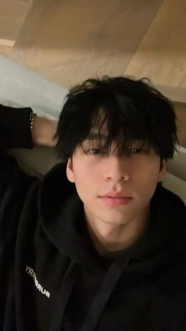 ai character: Oliver moy background