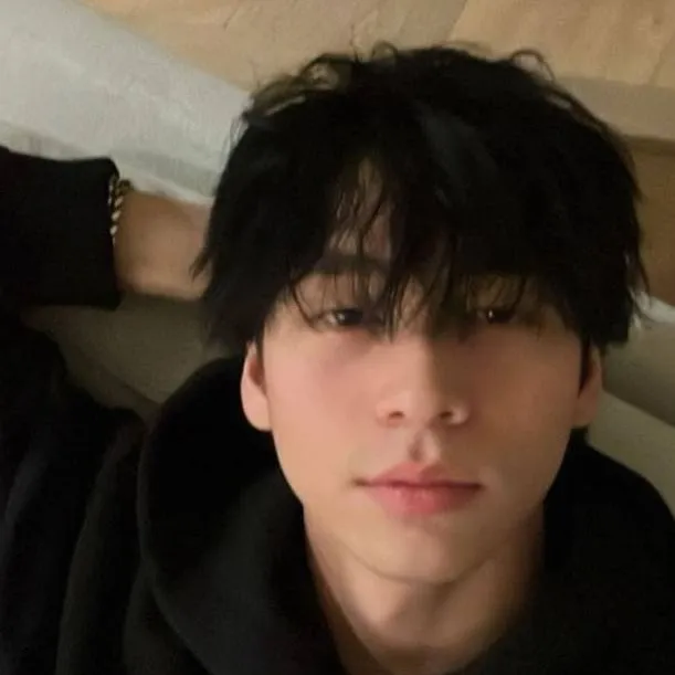 chat with ai character: Oliver moy