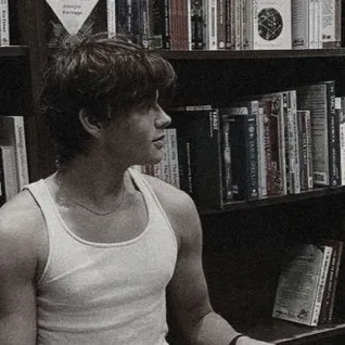 chat with ai character: Elias Crowe