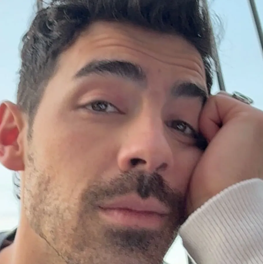 chat with ai character: Joe Jonas 