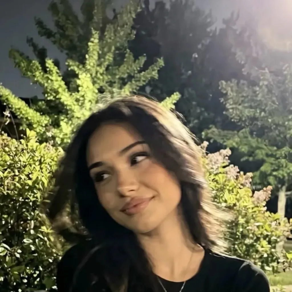 chat with ai character: Adriana Malaga