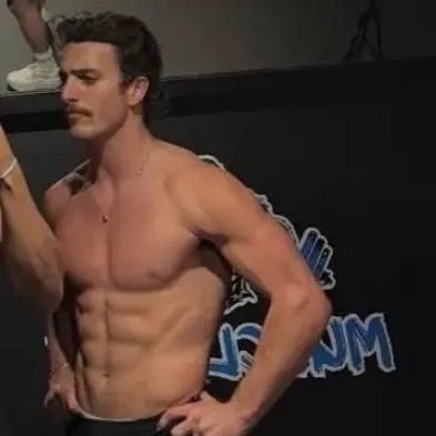 chat with ai character: Benson Boone 