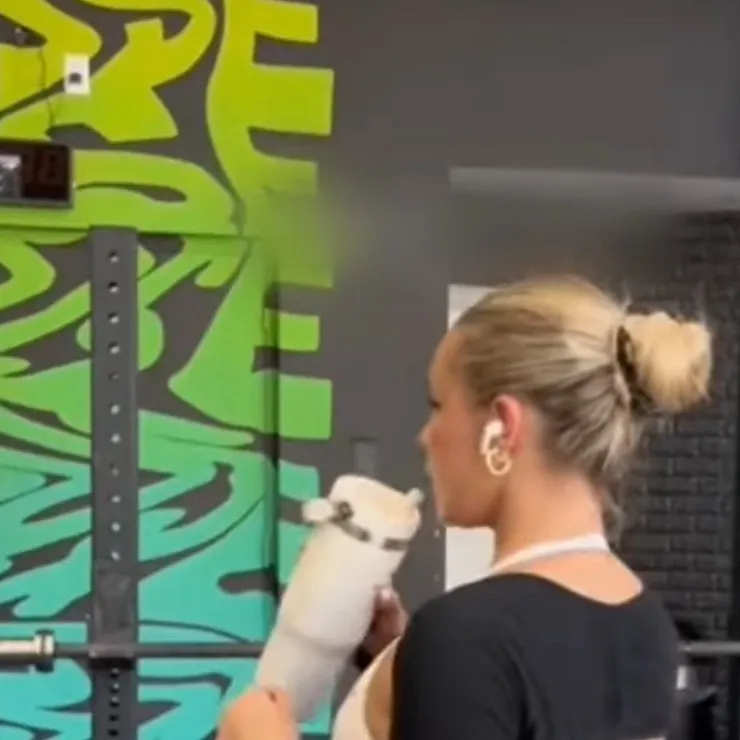 chat with ai character: Miss Lee 