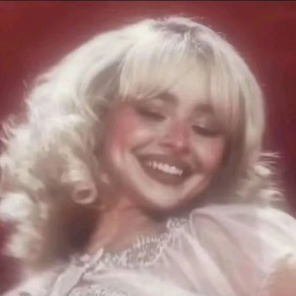 chat with ai character: Sabrina carpenter 