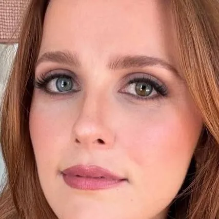 chat with ai character: kat andrews 