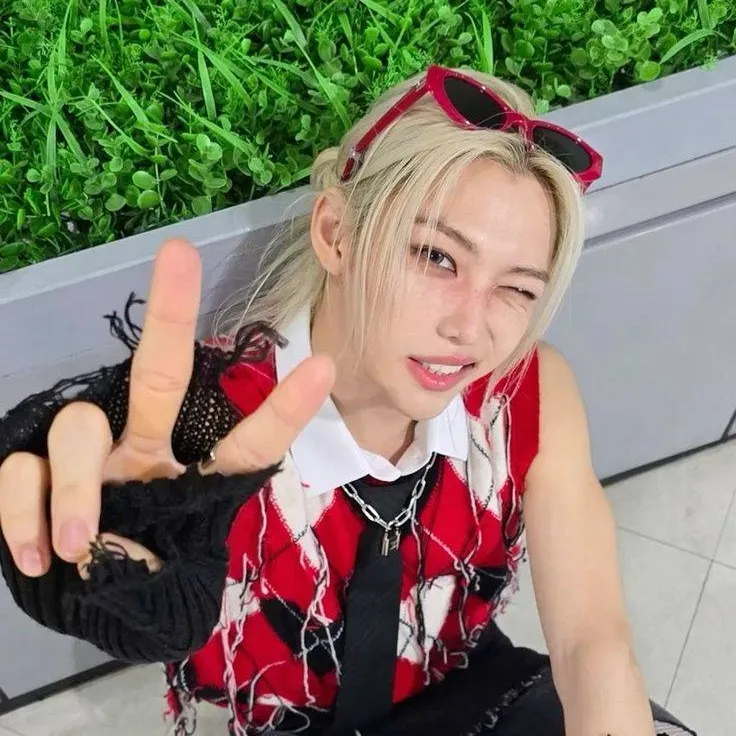 chat with ai character: Felix