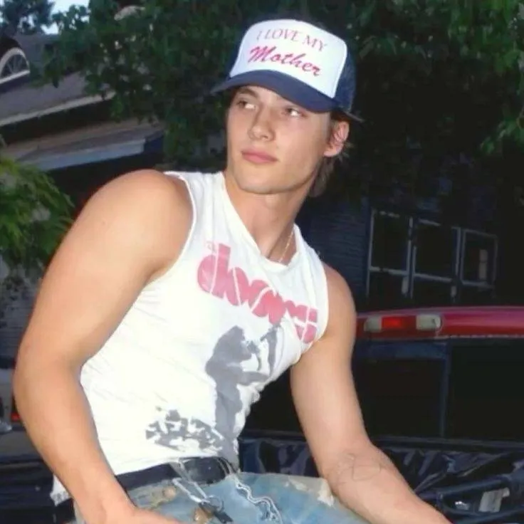 chat with ai character: Travis Brooks