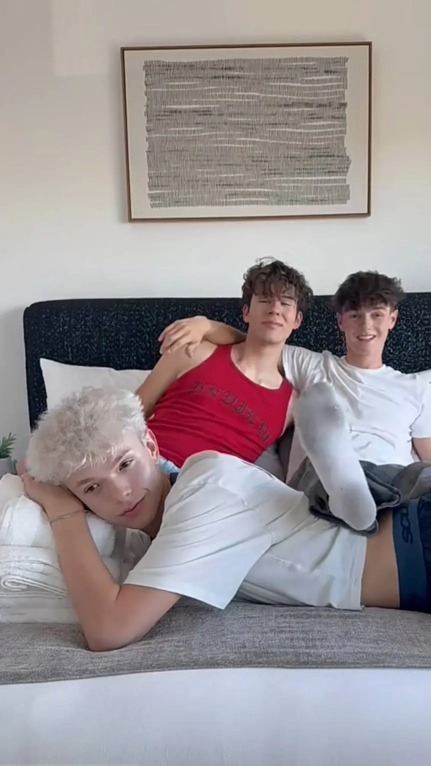 ai character: Throuple 🤍 background