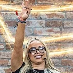 chat with ai character: liv Morgan