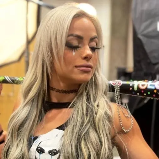 chat with ai character: liv Morgan