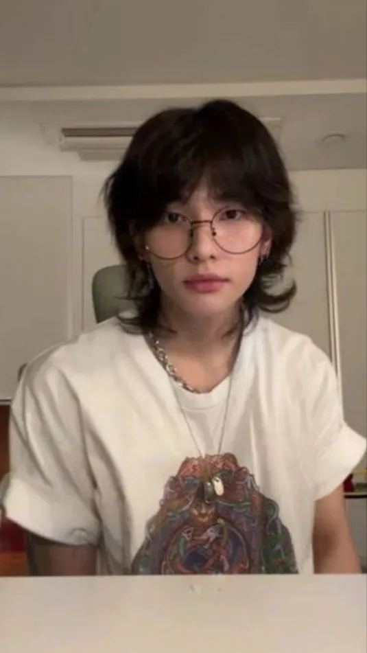 ai character: Hyunjin  background