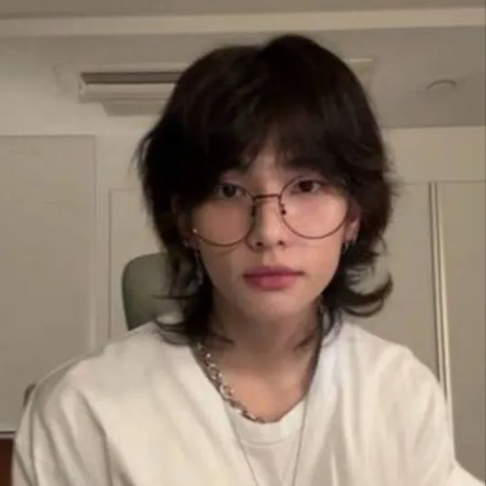 chat with ai character: Hyunjin 
