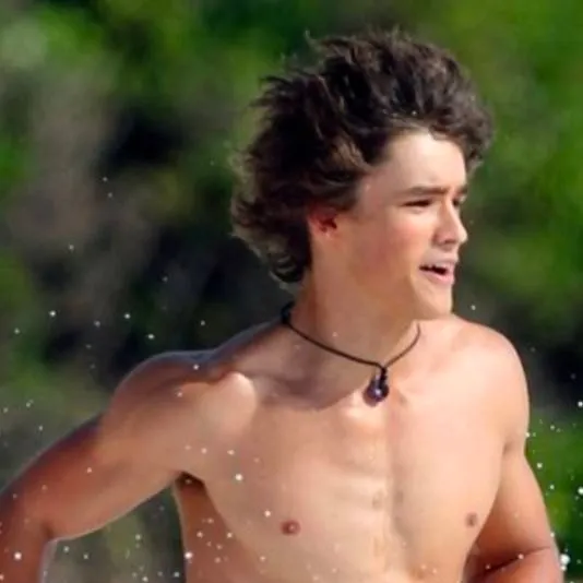 chat with ai character: Brentan Thwaites