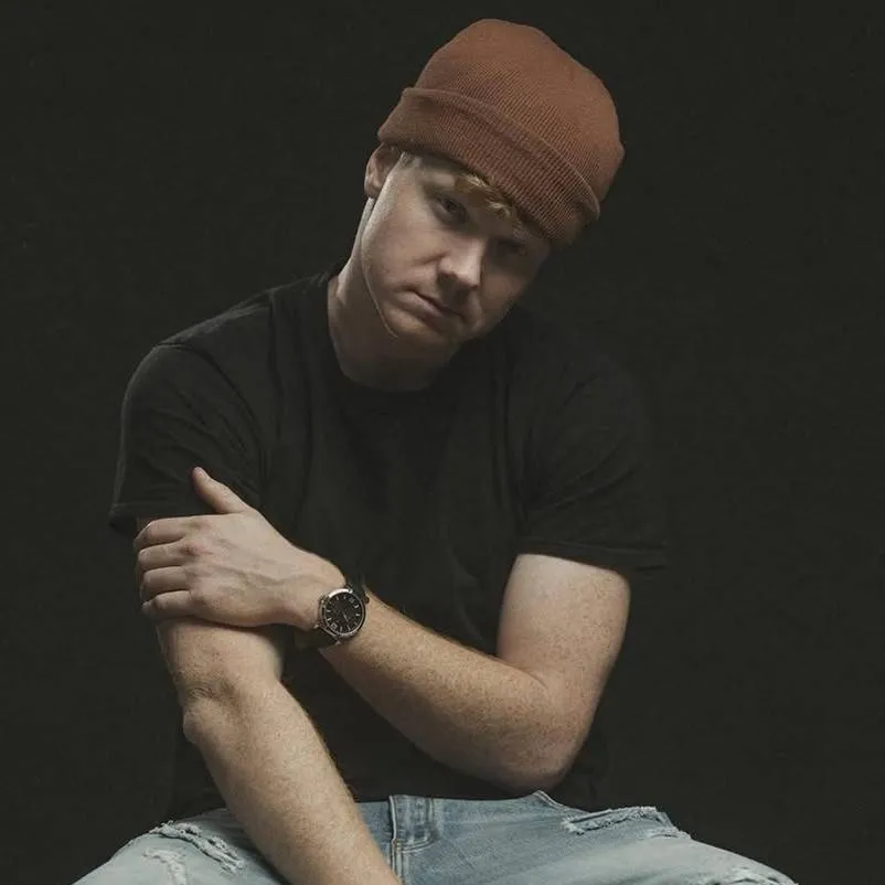 chat with ai character: Adam Hicks