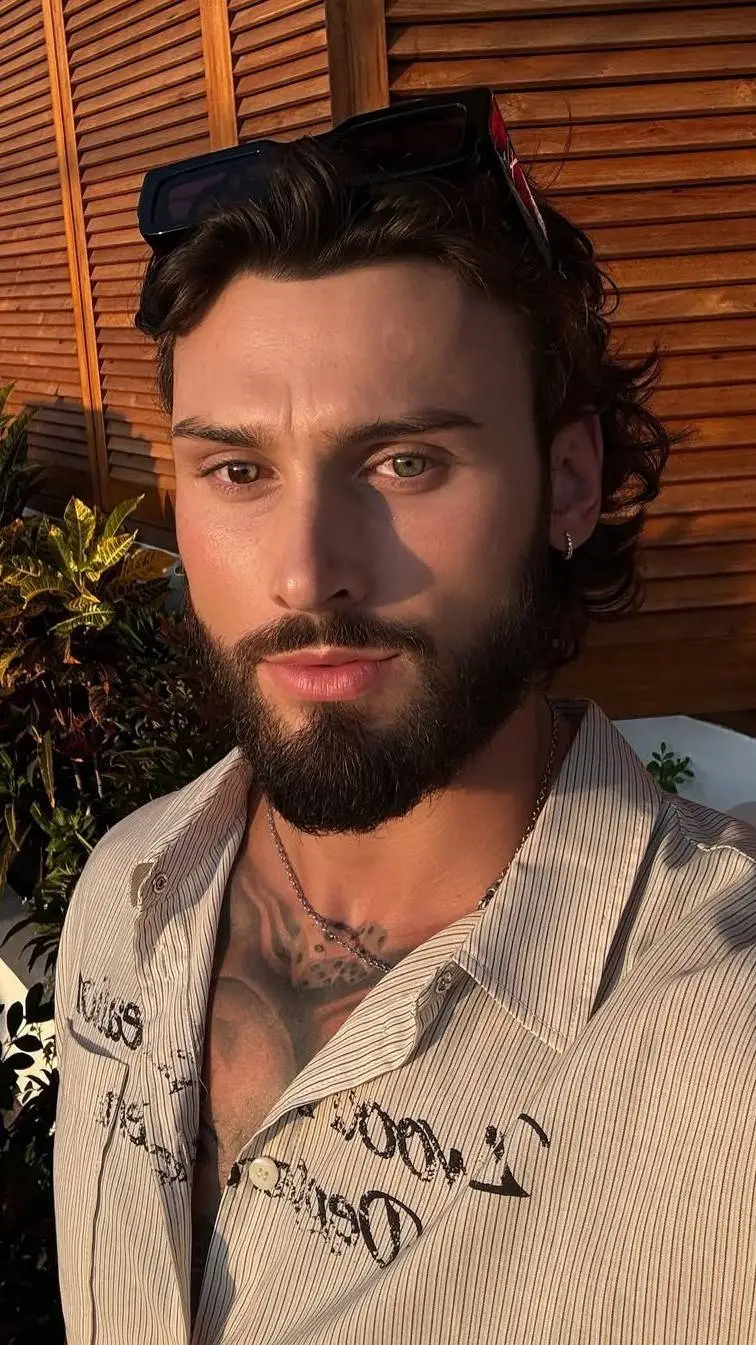ai character: Liam Fitzgerald background