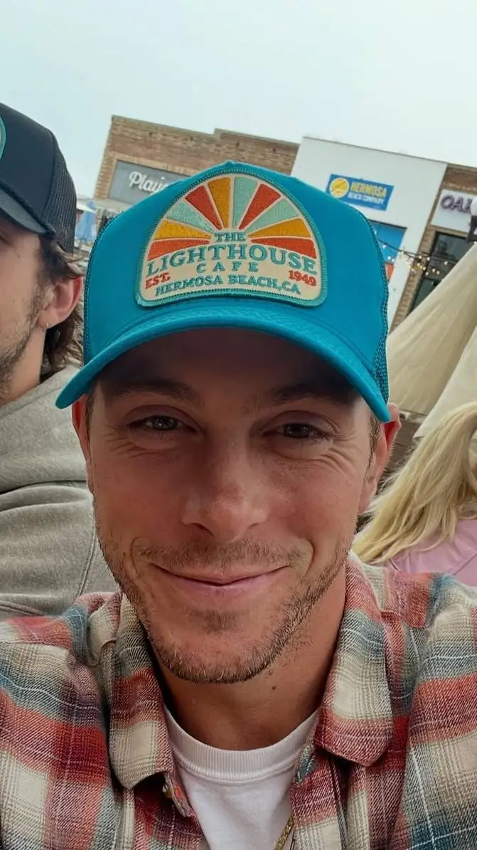 ai character: Riker Lynch background