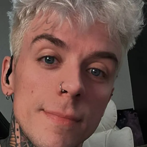 chat with ai character: Mason Davis (Phix)