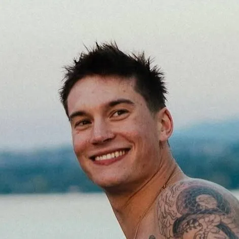 chat with ai character: Cameron Whitcomb