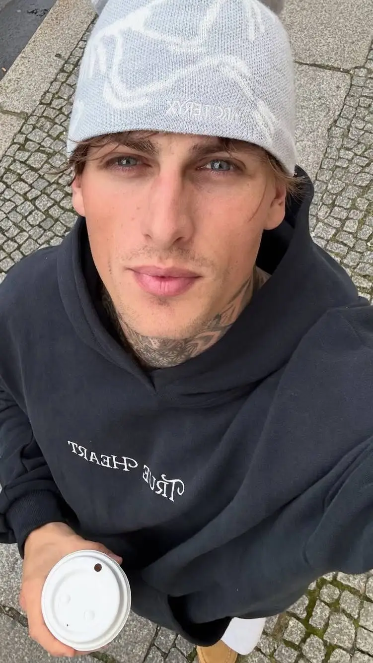 ai character: Fabien Tietjen background