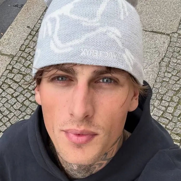 chat with ai character: Fabien Tietjen