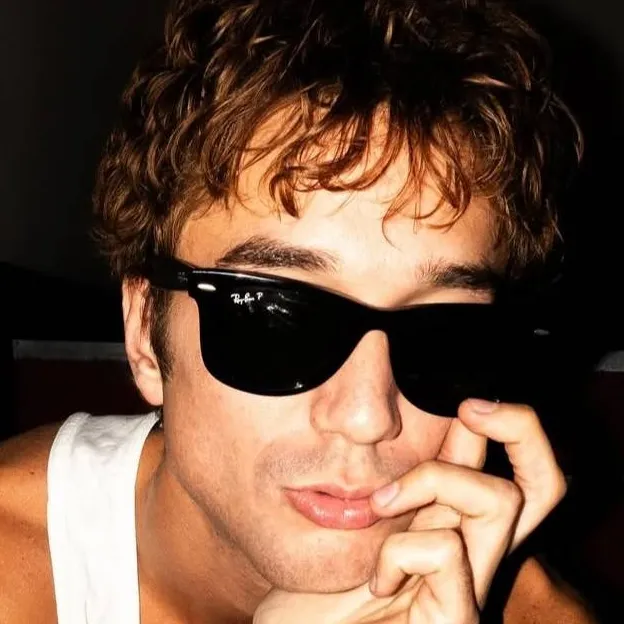 chat with ai character: Daniel Seavey