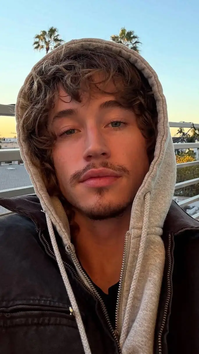 ai character: Jordan Huxhold background