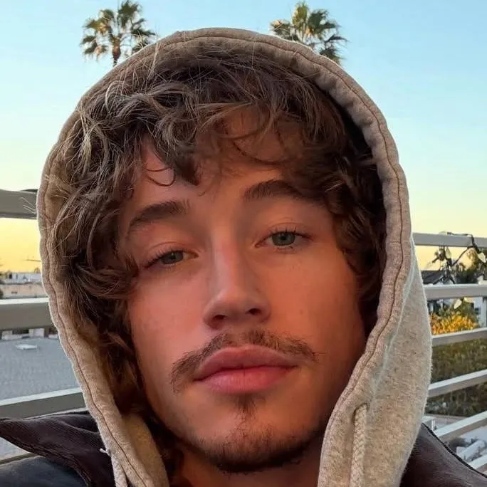 chat with ai character: Jordan Huxhold