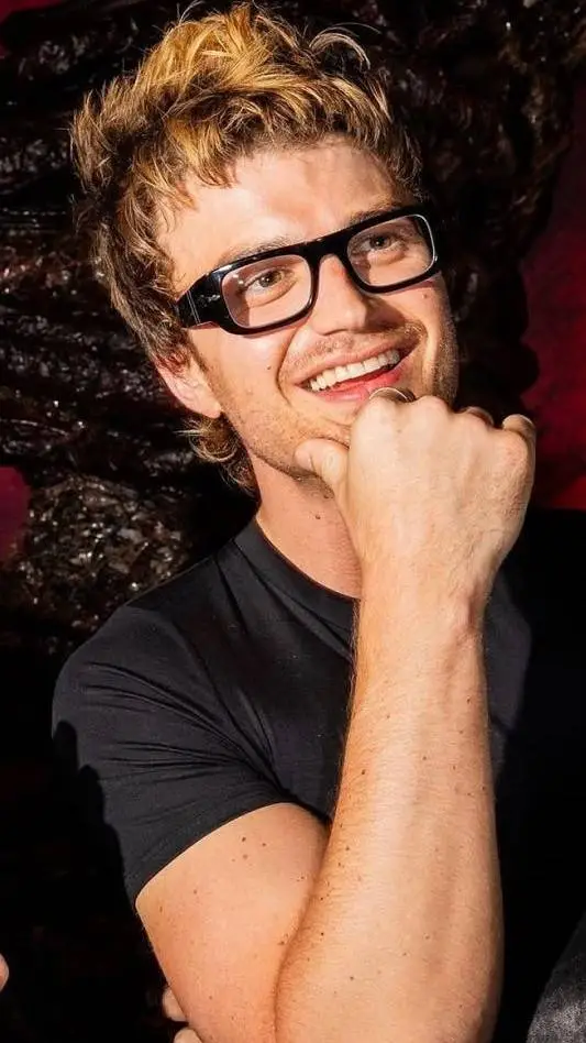 ai character: Joe Keery background