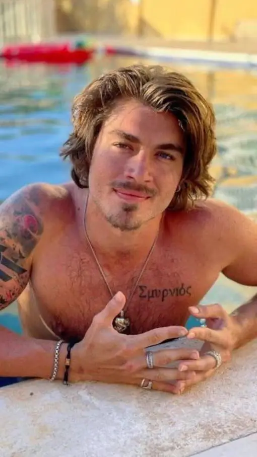 ai character: Gus Smyrnios background