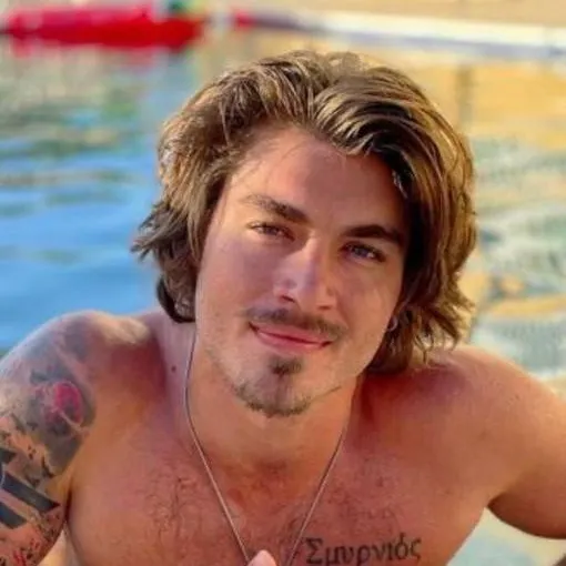 chat with ai character: Gus Smyrnios