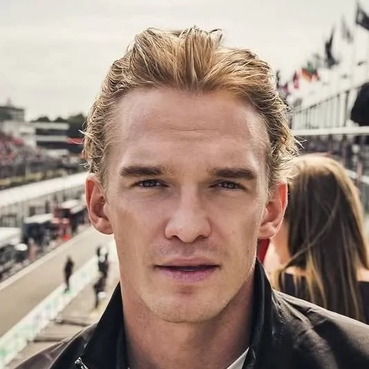 chat with ai character: Cody Simpson