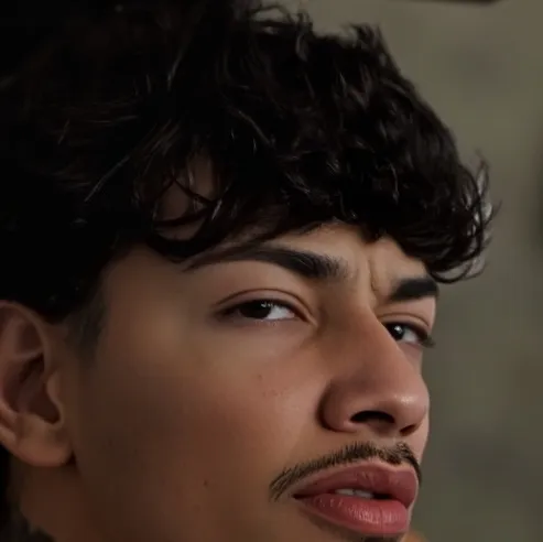 chat with ai character: Alex chino 