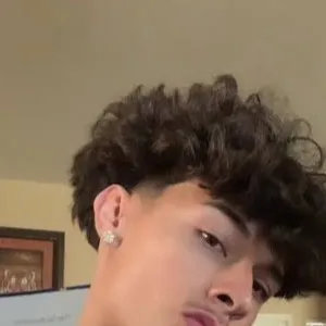 chat with ai character: Alex chino