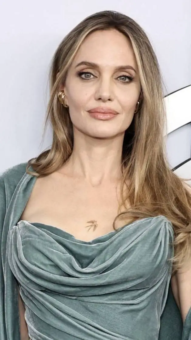 ai character: Angelina Jolie background