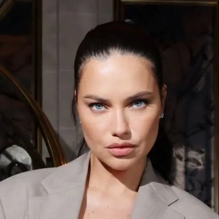 chat with ai character: Adriana Lima 