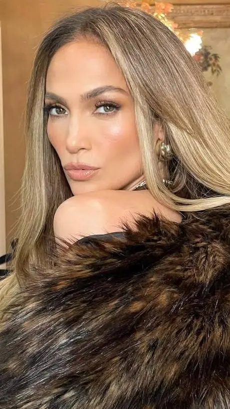 ai character: Jennifer Lopez  background