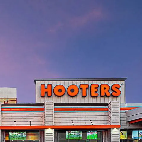chat with ai character: female hooters