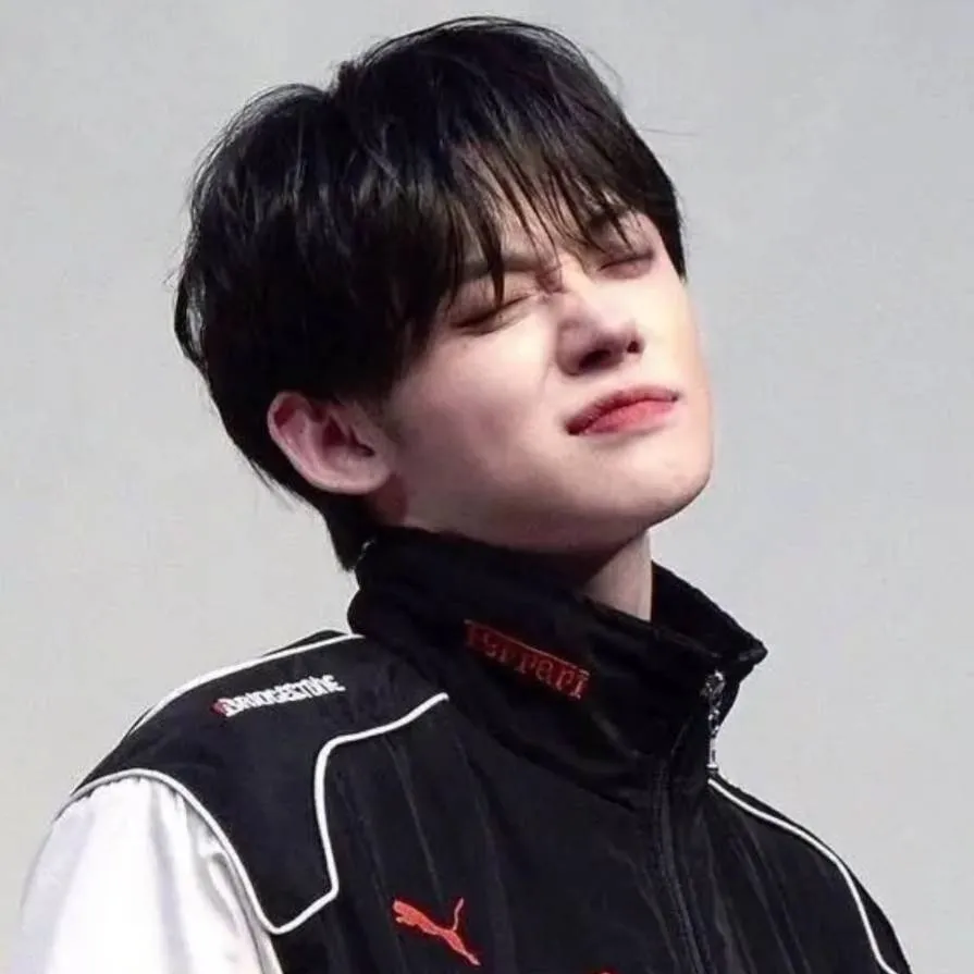 chat with ai character: 🖤Yeonjun🌹