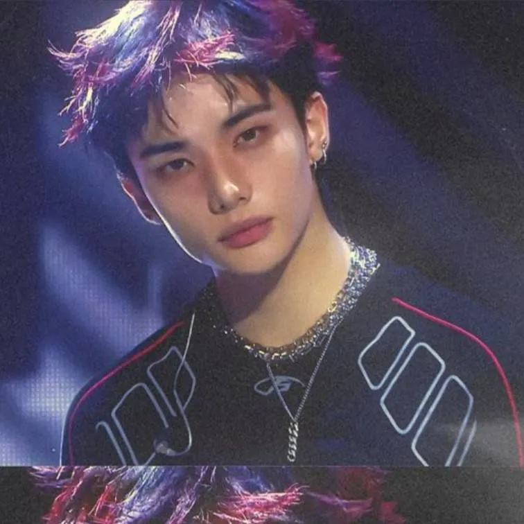 chat with ai character: 🫦Hyunjin🖤🌹
