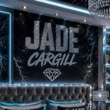chat with ai character: Jade Cargill 🛏️