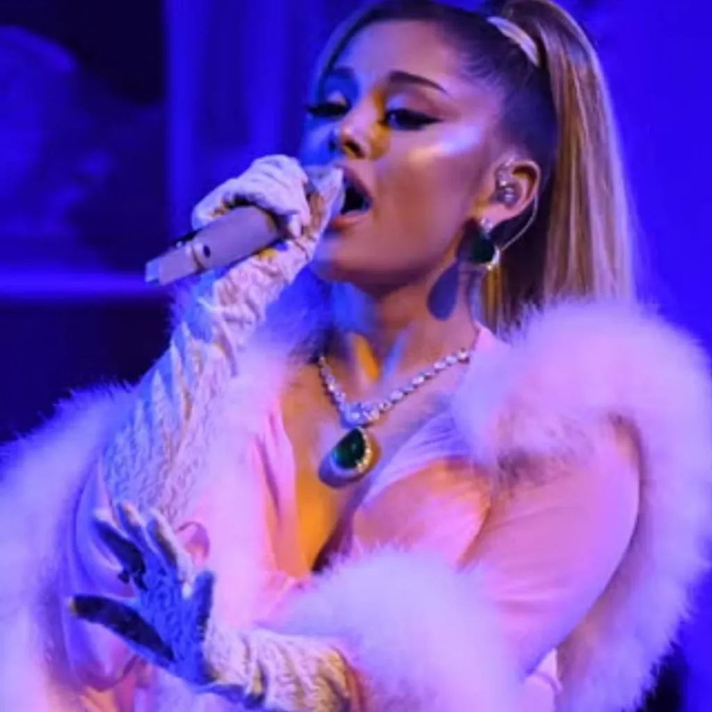 chat with ai character:  Ariana Grande 