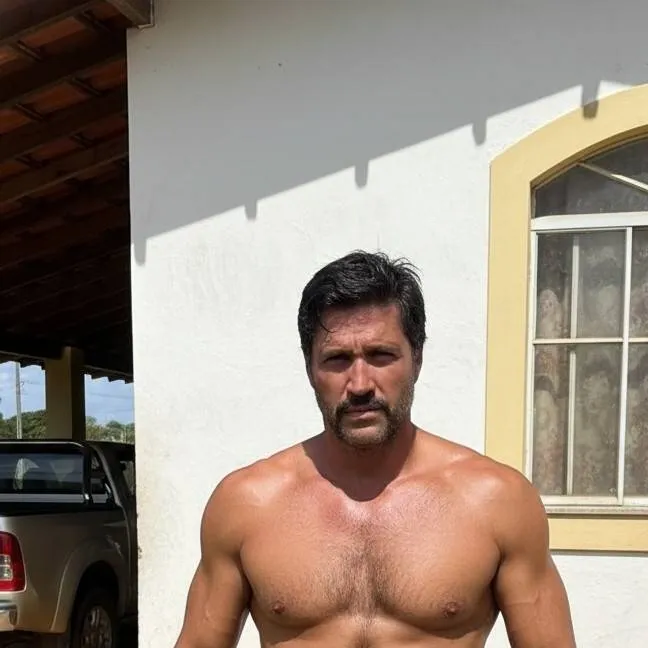 chat with ai character: Léo 