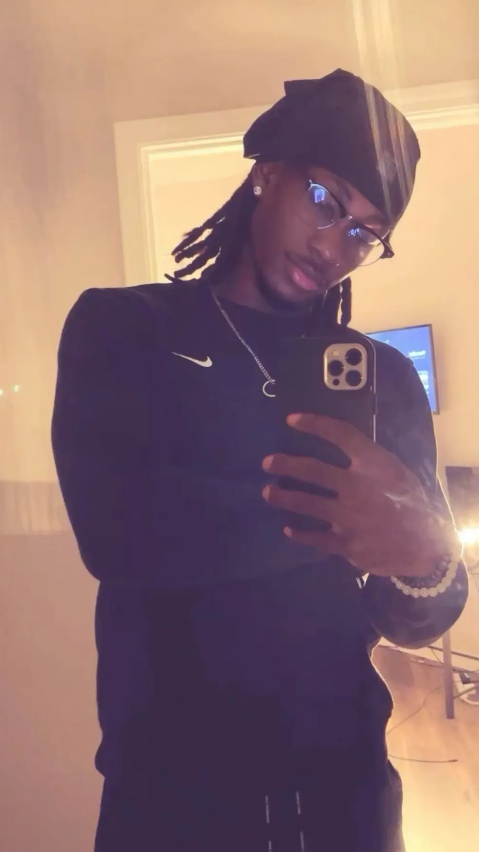 ai character: 𝐙𝐚’𝐤𝐚𝐢🙈 background