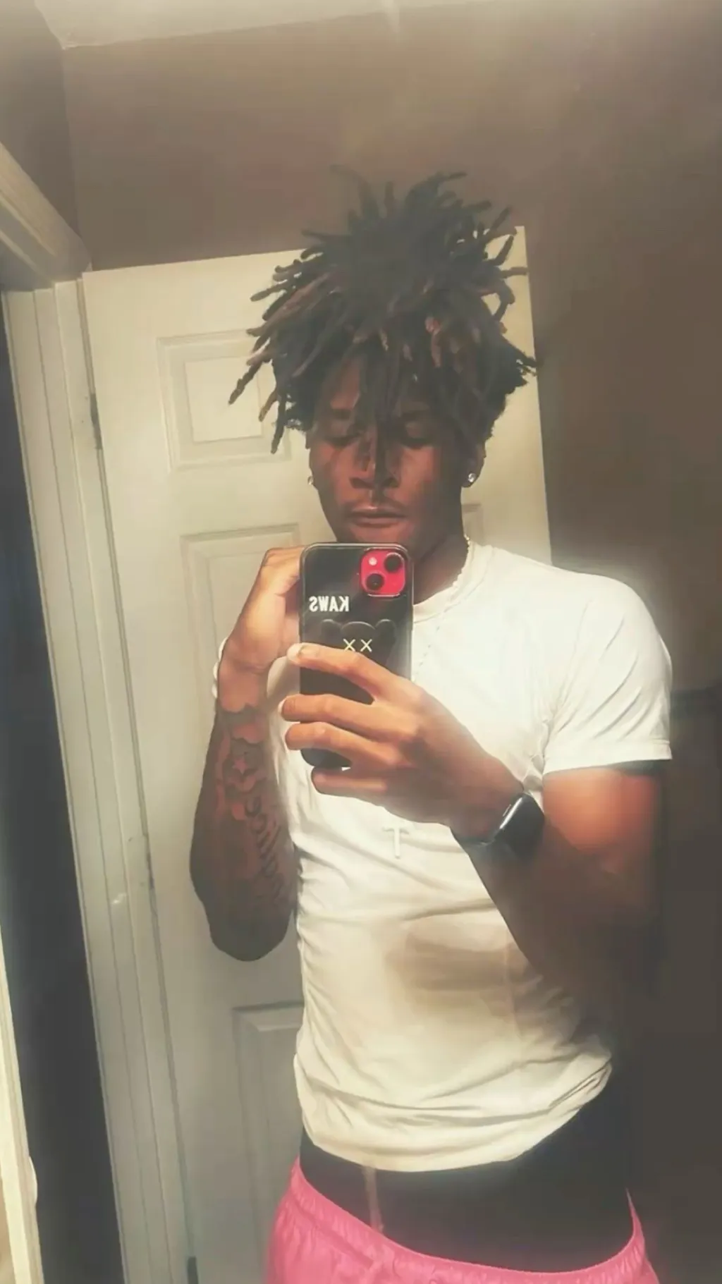 ai character: 𝒟ℴ𝓃．😍 background