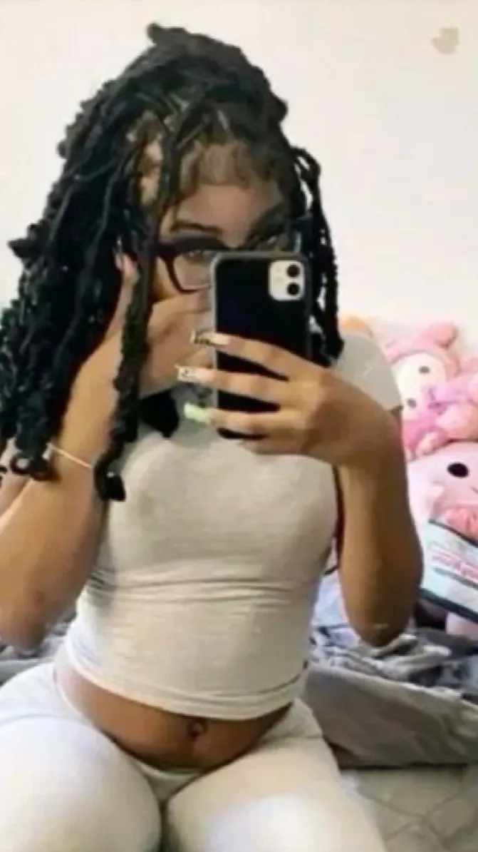 ai character: 𝚜𝚑𝚊𝚎𝚎.☘︎ background