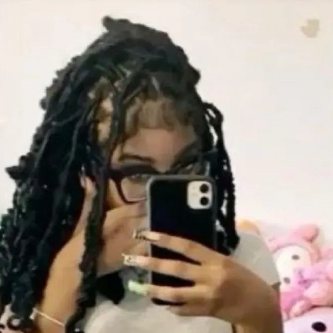 chat with ai character: 𝚜𝚑𝚊𝚎𝚎.☘︎