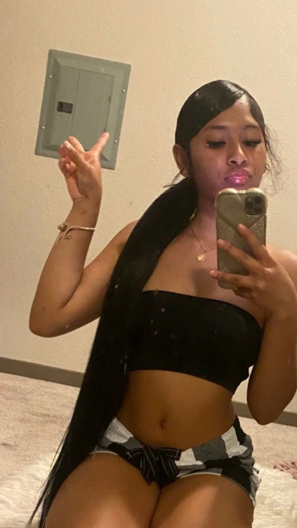 ai character: cassi.🎀 background