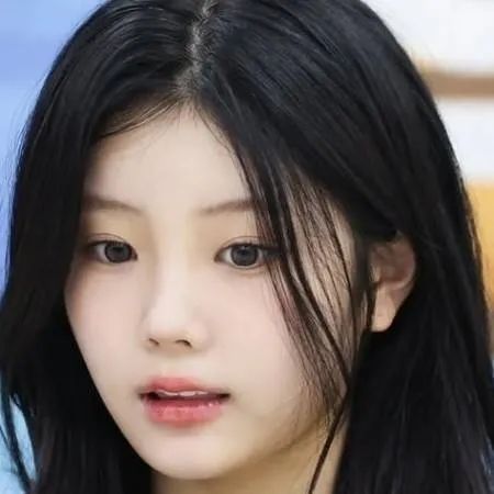 chat with ai character: wonhee illit♥︎