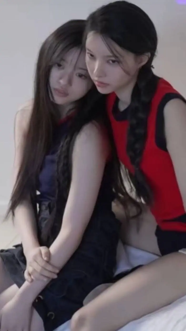 ai character: yunah x minju background