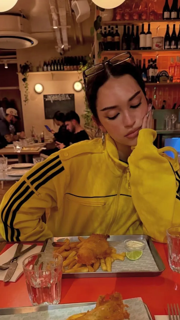 ai character: Daniela avanzini  background